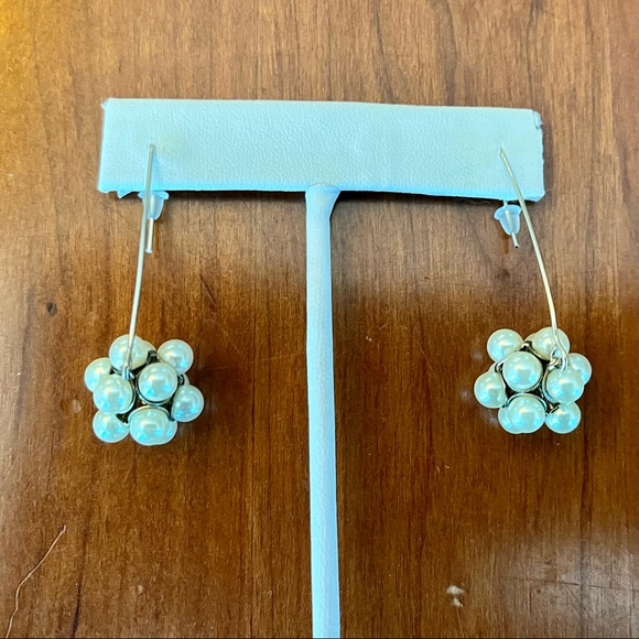 Pearl Cluster Dangle Pierced Earrings Silver Tone 2” Long - Picture 9 of 9